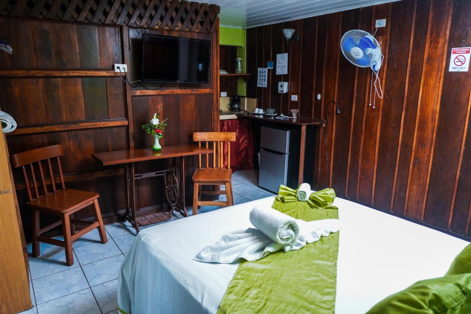 Hospedaje Angeluz Quesada  Exteriör bild